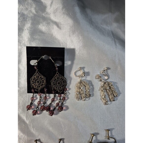 Vintage Lot Of 8 Pairs Of Screwback Earrings - Picture 2 of 11